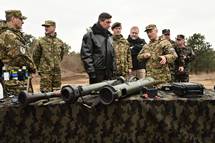 21. 2. 2017, Pivka – Predsednik Pahor ob ogledu vojake tehnike Logistine brigade v vojanici Stanislava Poarja v Pivki (Tamino Petelinek/STA)